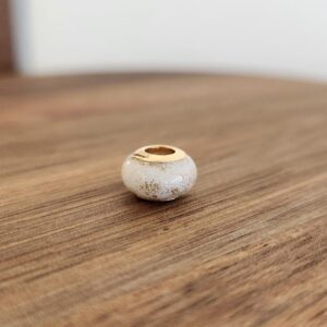 Subtile accessoire en or massif et lait maternel